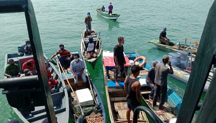 En Indonesia vacunan a pescadores en medio del mar