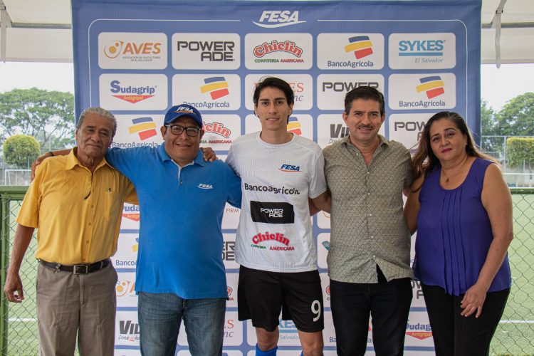 Christian Rosales (al centro), junto a su abuelo, su entrenador, su  y su padre. Foto FESA
