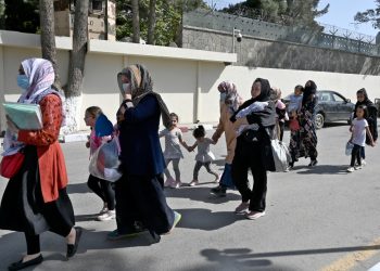Países dicen que talibanes dejarán salir a extranjeros