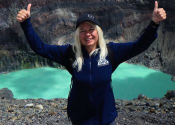 Montañista Karina Arrué culmina con éxito el reto Alfa Volcán Ilamatepec