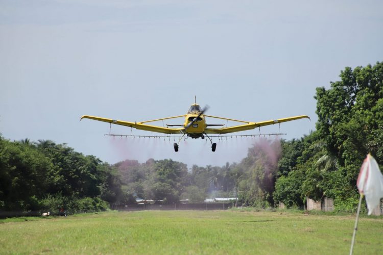 Las empresas que se dedican a la fumigación aérea deberán de registrarse en el MAG para poder seguir brindando sus servicios. Foto / Diario El Salvador.
