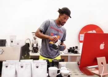 La estrella de la NBA, Jimmy Butler, compró café de El Salvador en subasta Taza de Excelencia
