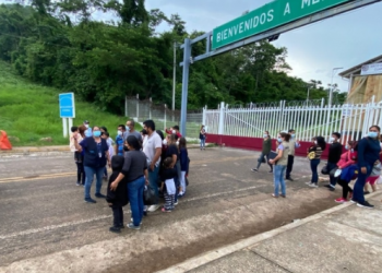 Deportados continúan llegando a un punto remoto de la frontera guatemalteca
