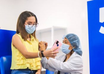 Salvadoreños reconocen la rapidez de la vacunación en el megacentro