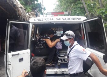 Rescatan a seis personas de una embarcación volcada en la Playa El Majahual