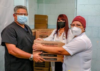 Trabajadores del Hospital Rosales reciben paquetes de alimentos