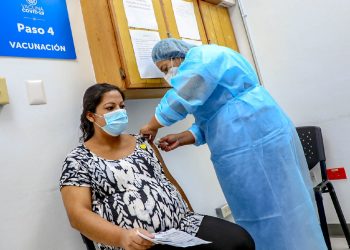 «Ahora podré estar protegida y mi bebé también»: salvadoreña embarazada recibe dosis contra la covid-19