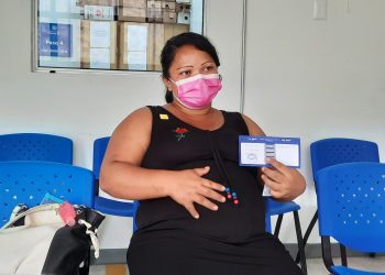 Mujeres embarazadas se vacunan contra la COVID-19 en el país