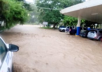 Desbordamiento de río provoca inundación en parqueo de aduana en frontera El Poy