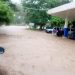 Desbordamiento de río provoca inundación en parqueo de aduana en frontera El Poy