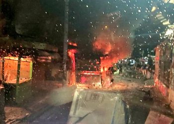Bomberos extingue incendio en dos puestos de ropa en San Salvador