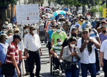 Excombatientes de guerra provocan caos vehicular en el primer día laboral tras la vacación