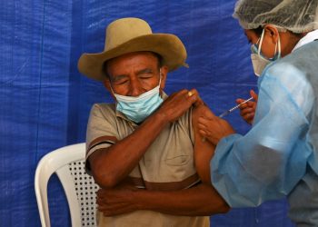 Guatemala con lenta inoculación para personas de 70 años