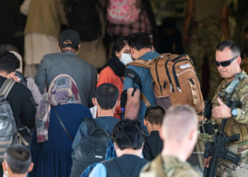Dos congresistas de EE. UU. visitan Kabul en medio de evacuación
