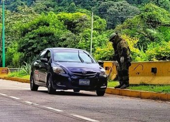 Policía descarta explosivos en vehículo abandonado en carretera a Los Chorros