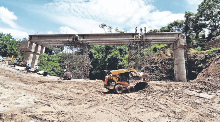 Turismo. El puente está a menos de un kilómetro de Los Infiernillos, un respiradero del volcán Chichontepec, de San Vicente. Para llegar a las fumarolas tenían que pasar a pie el puente colgante./Foto: Diario El Salvador