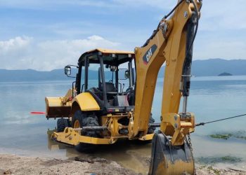 Alcalde demandará ante Fiscalía a empleado por hundir retroexcavadora en el lago de Ilopango