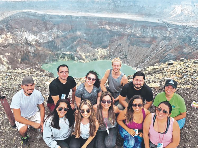 Visitas. Entre los lugares que destacan que han visitado a través de su empresa se encuentran el volcán de Santa, las 
cascadas de Tamanique y la Casa de Cristal./Foto DES:  Cristian Arévalo.