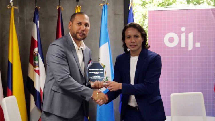 Yamil Bukele recibe Premio Internacional de la Juventud. Foto Indes