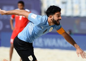 Uruguay reavivó la llama de la esperanza con triunfo 4-2 sobre Omán