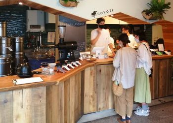 Embajada en Japón participa en apertura de establecimiento dedicado a la venta de café salvadoreño