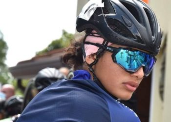 La ciclista nacional, Serena Torres, corre en Italia y luce un uniforme con distintivo salvadoreño