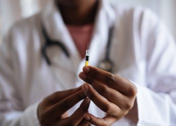 Falso dermatólogo inyecta silicón a paciente para tratar acné