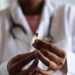 Falso dermatólogo inyecta silicón a paciente para tratar acné