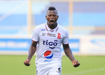 Alianza goleó a Limeño por 4-1 con triplete del debutante Duvier Riascos