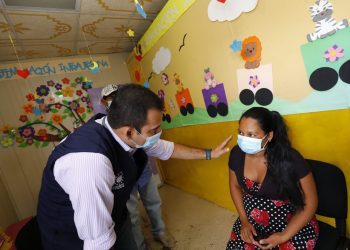 El director ejecutivo de Fosalud verifica instalaciones en Perquín, Morazán