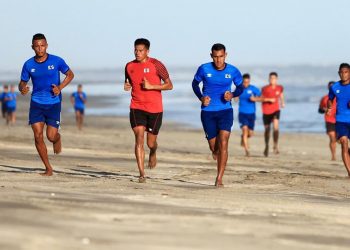 Diputados de la Asamblea Legislativa otorgan incentivo económico a los jugadores de la selección de playa