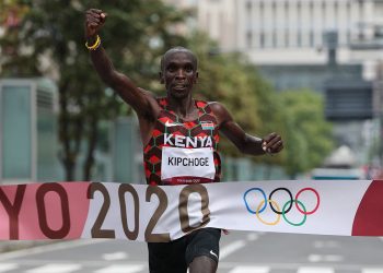 El keniano Eliud Kipchoge ratificó su favoritismo y retiene título olímpico en el maratón