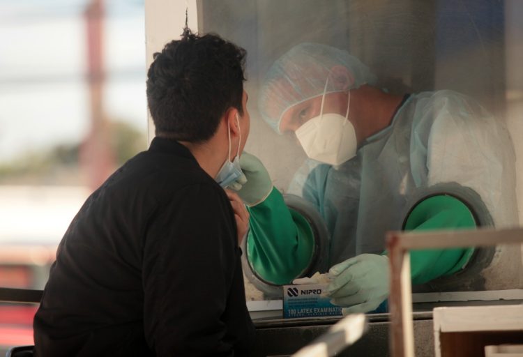 Prevención. El Ministro de Salud llamó
a seguir cumpliendo los protocolos de
bioseguridad, como el uso de mascarilla,
alcohol en gel y, el más importante,
vacunarse con cualquiera de las vacunas
disponibles.