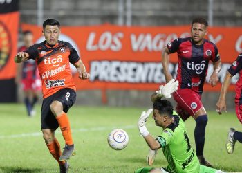 Águila y FAS pactaron empate de 1-1 en el clásico nacional, anoche en el estadio Barraza