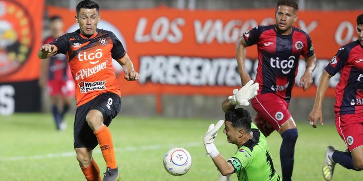 Águila y FAS se enfrentaron esta noche en el Estadio Barraza, de San Miguel y firmaron un empate de 1-1. Foto Diego García.
