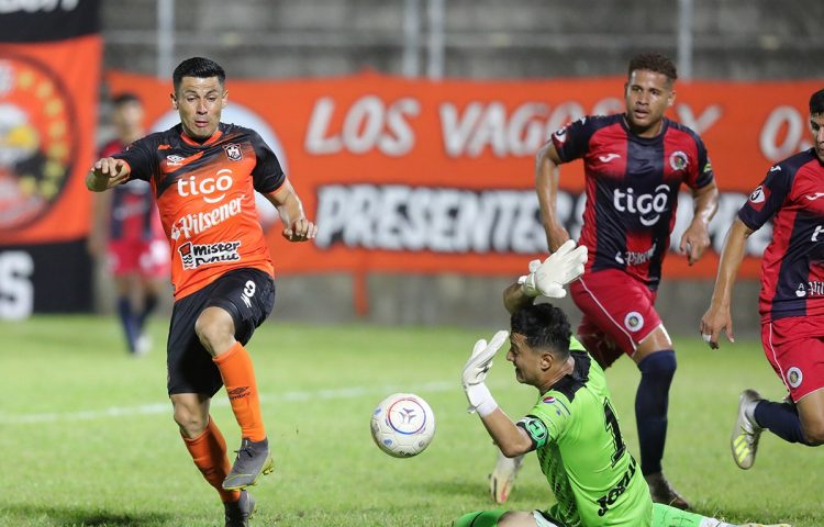 Águila y FAS se enfrentaron esta noche en el Estadio Barraza, de San Miguel y firmaron un empate de 1-1. Foto Diego García.