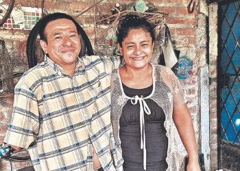 «Yo la ayudo con la mente, mis manos son mi esposa»: salvadoreño que sufrió descarga eléctrica
