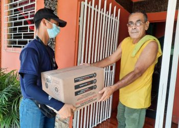 Entregan paquetes de alimentos en San Rafael Obrajuelo, La Paz