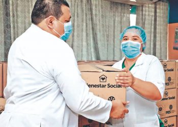 Empleados de  hospitales de la zona oriental reciben paquete de alimentos
