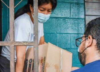 Gobierno de El Salvador continúa con la entrega de paquetes alimentarios en La Paz