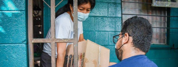 Gobierno de El Salvador continúa con la entrega de paquetes con alimentos en La Paz