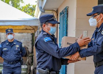 Entregan paquetes alimenticios a agentes de la PNC en San Salvador