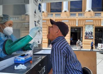 Curva de contagios de la COVID-19 registra tendencia a la baja