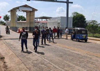 Migrantes deportados de EE. UU. en remota frontera de Guatemala
