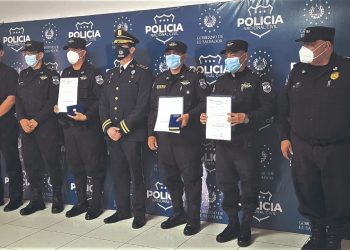 Galardonan a destacados policías en Cuscatlán