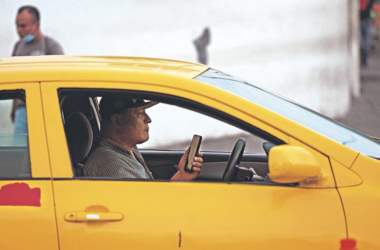 Imprudencia. Usar el celular mientras se conduce es una de las principales razones de los accidentes por distracción. Foto: Guillermo Martínez
