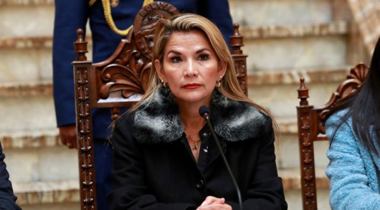 Expresidenta de Bolivia estable luego de que su familia denunció que intentó «quitarse la vida»