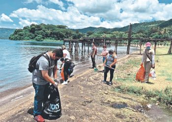 Retiran 40 toneladas de basura en el lago de Coatepeque