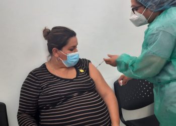 Embarazadas avalan proceso de vacunación