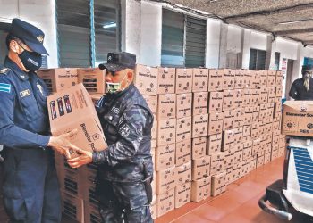 Entregan 630 paquetes de alimentos a policías en Cuscatlán